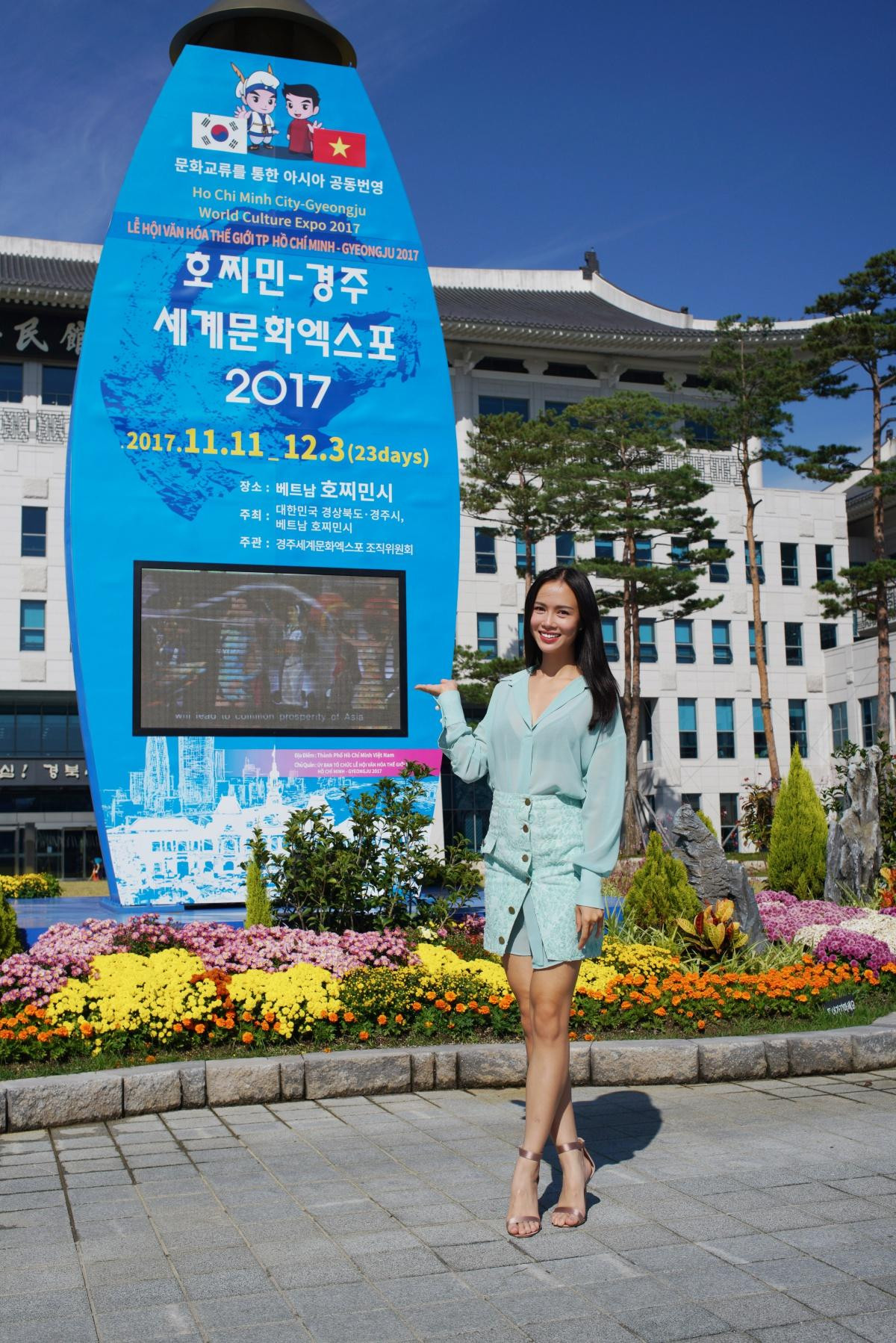 Vũ Ngọc Anh diện áo dài, mang giày thể thao lao vội ra sân bay đến Hàn Quốc làm nhiệm vụ đại sứ Ảnh 11