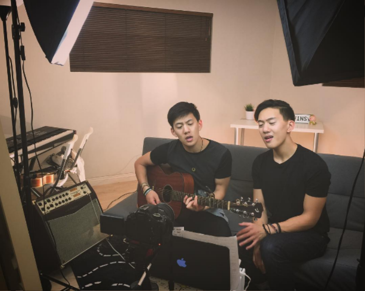 Anh em sinh đôi gốc Việt lại gây thương nhớ với clip cover 'Em gái mưa' ngọt lịm Ảnh 4