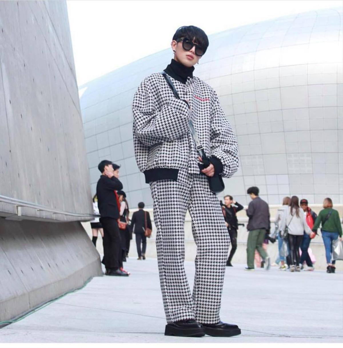 Ngày đầu Seoul Fashion Week: Tín đồ sành mốt chơi màu đơn sắc, hút vạn ánh nhìn! Ảnh 7