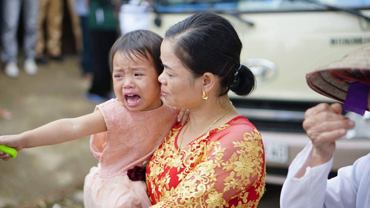 Em gái khóc nức nở trong ngày chị đi lấy chồng gây bão mạng:'Chị đi lấy chồng em ngủ với ai?' Ảnh 2