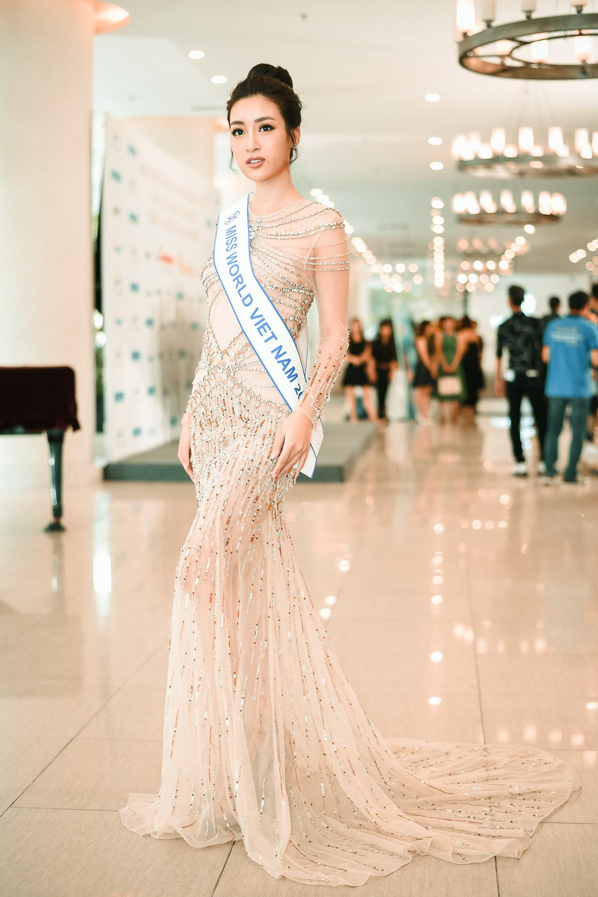 Hoa hậu Đỗ Mỹ Linh rạng rỡ tại họp báo trước thềm dự thi Miss World 2017 Ảnh 1