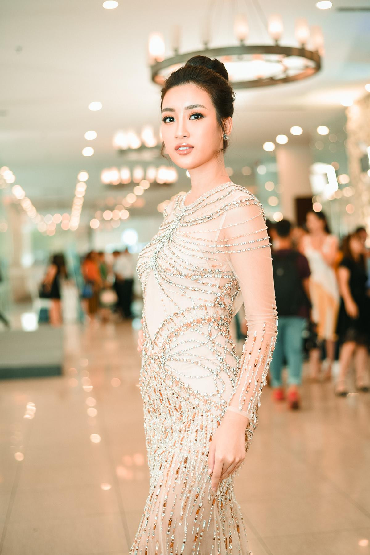 Hoa hậu Đỗ Mỹ Linh rạng rỡ tại họp báo trước thềm dự thi Miss World 2017 Ảnh 2