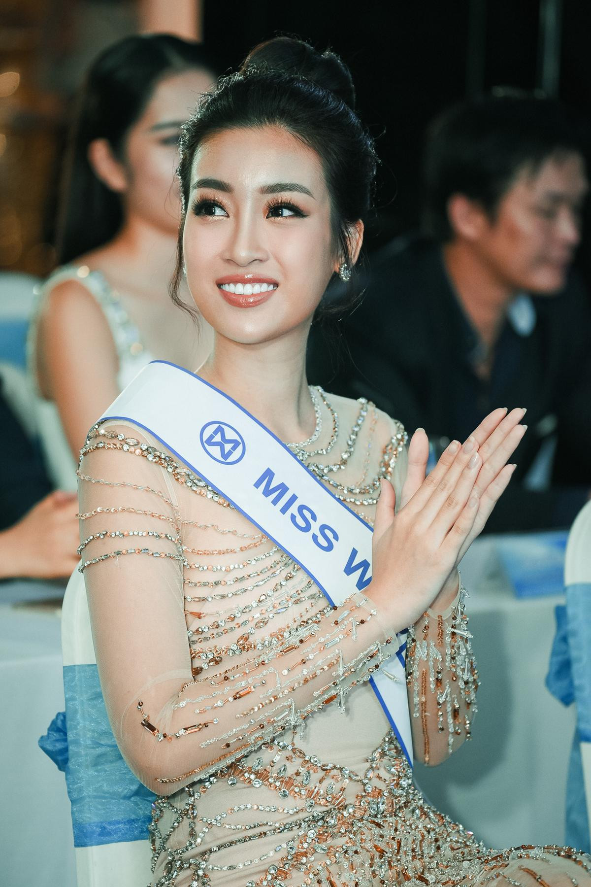 Hoa hậu Đỗ Mỹ Linh rạng rỡ tại họp báo trước thềm dự thi Miss World 2017 Ảnh 6