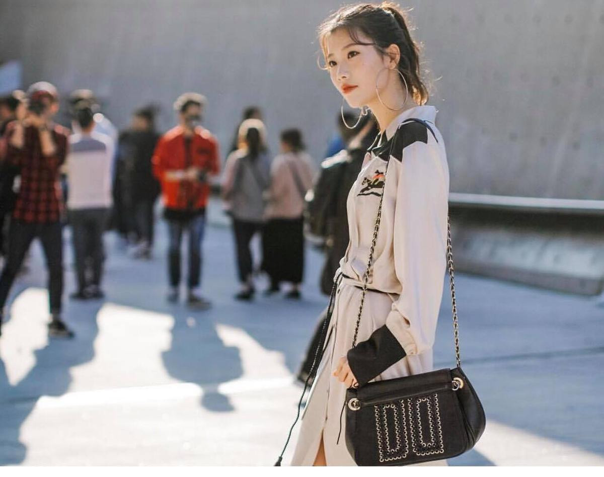 Giống một 'cuộc chiến', street style ngày 2 Seoul Fashion Week bắt mắt và 'ăn đứt' ngày đầu! Ảnh 8