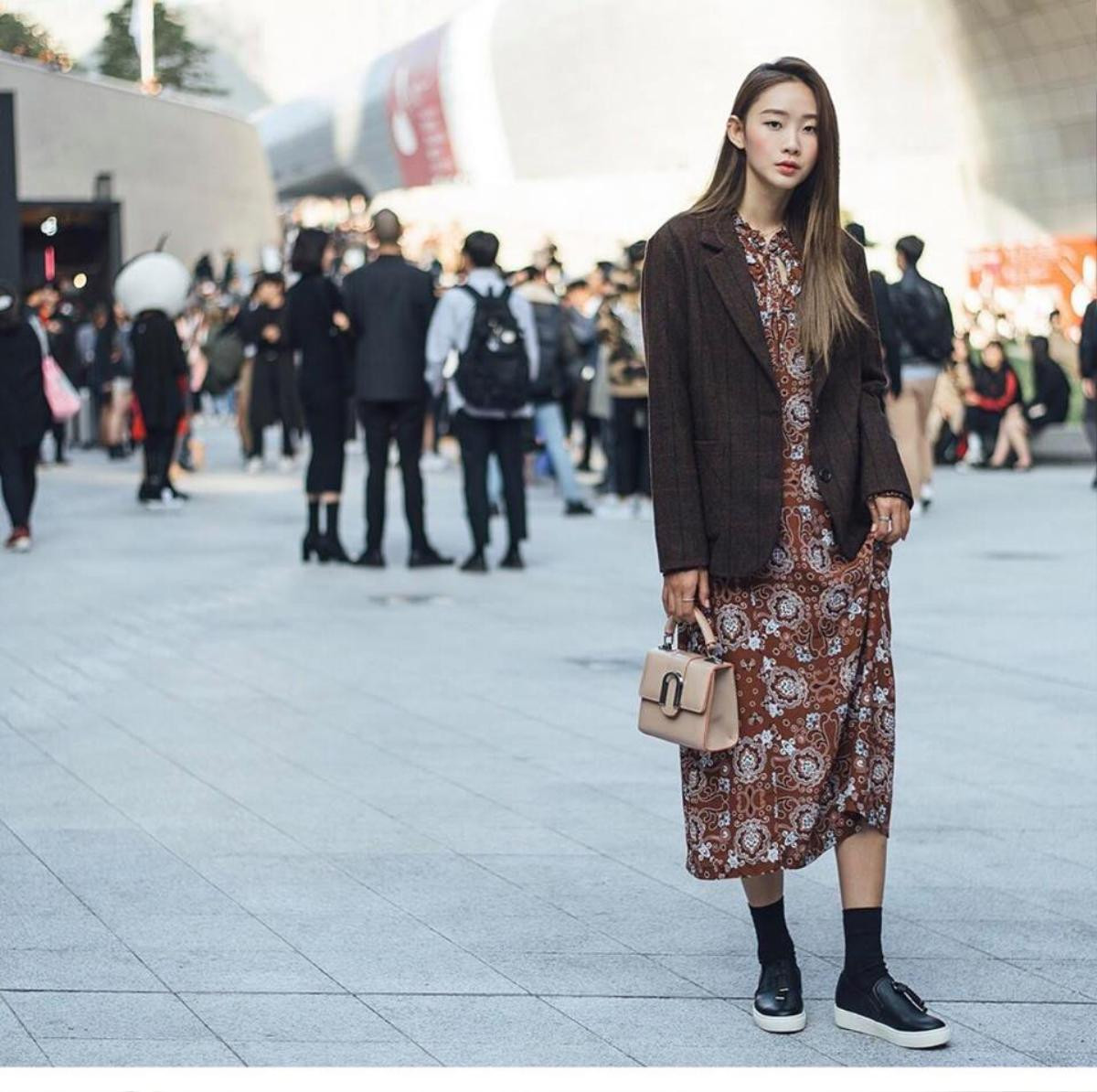 Giống một 'cuộc chiến', street style ngày 2 Seoul Fashion Week bắt mắt và 'ăn đứt' ngày đầu! Ảnh 9