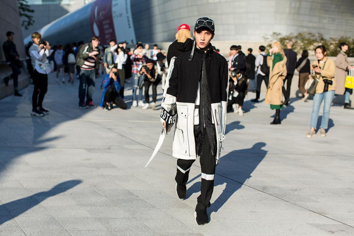 Giống một 'cuộc chiến', street style ngày 2 Seoul Fashion Week bắt mắt và 'ăn đứt' ngày đầu! Ảnh 6