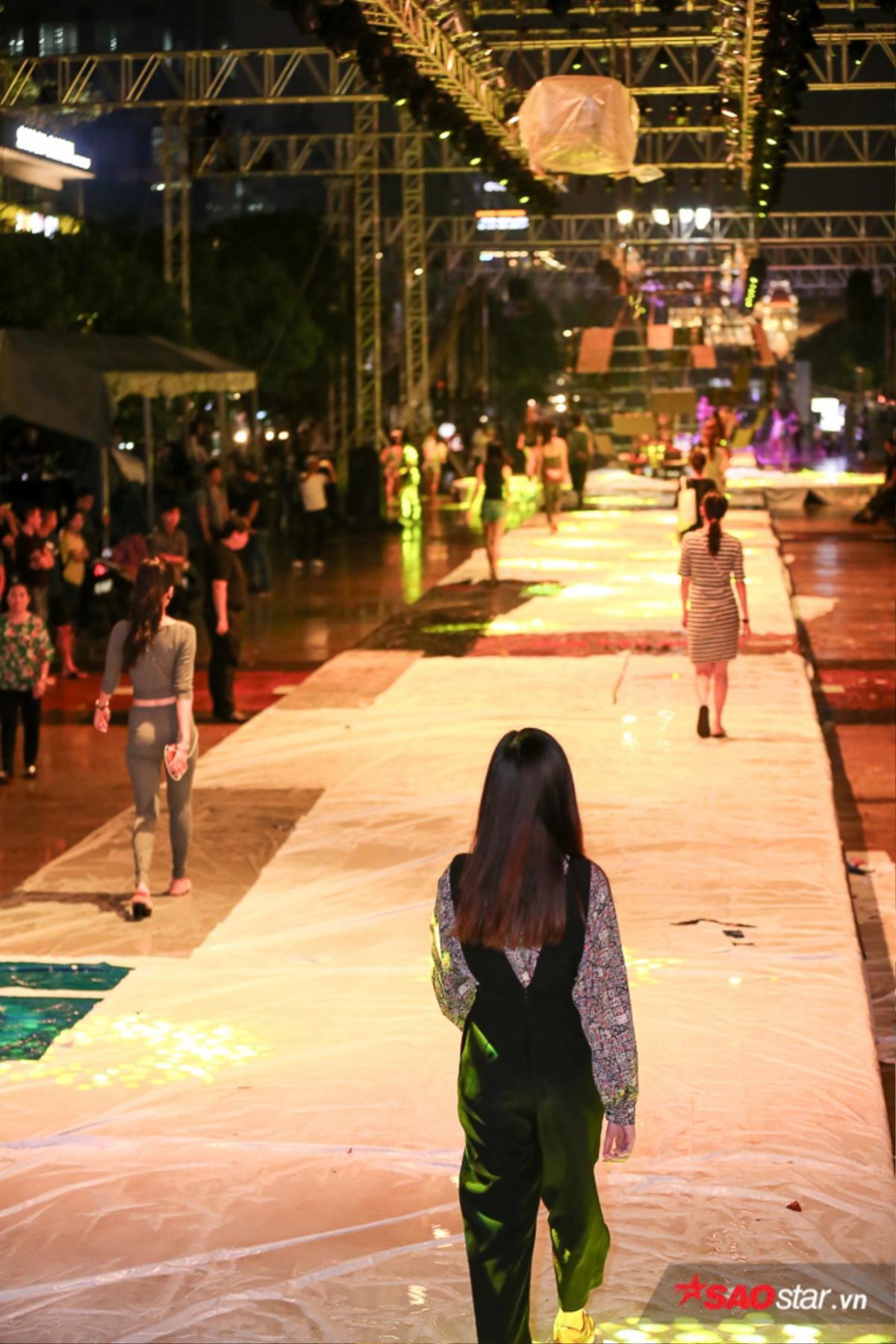 Bất chấp trời mưa lớn, Ali Hoàng Dương vẫn tự tin catwalk với chân trần Ảnh 13