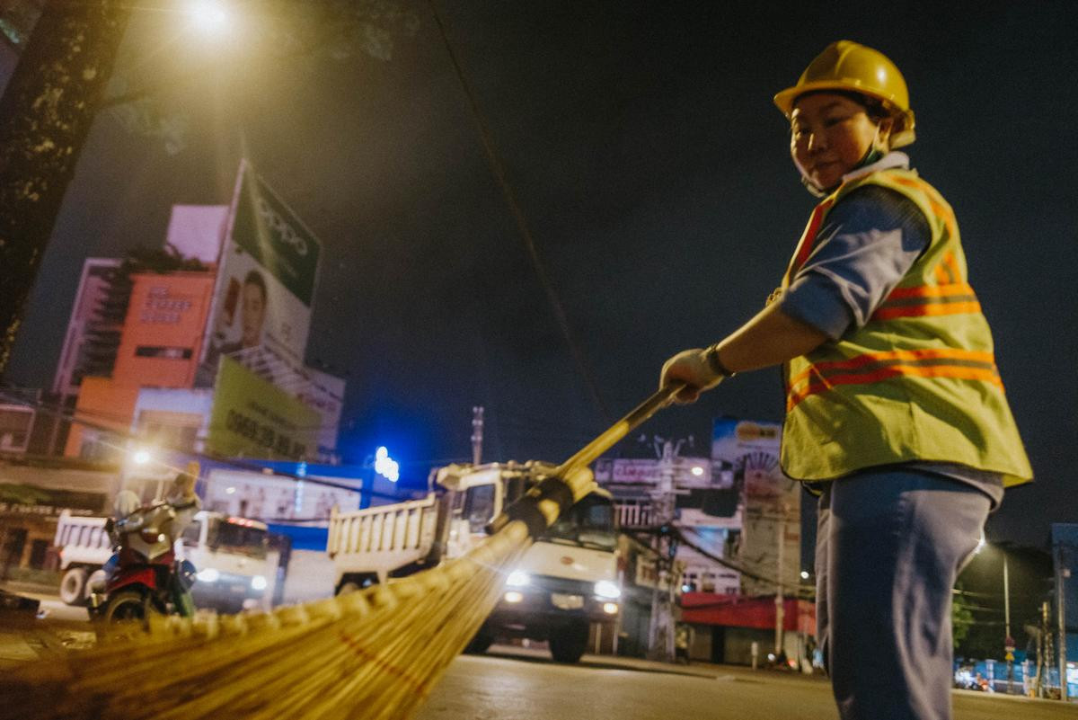 Chuyện của người phụ nữ bỏ nghề kế toán để ra đường quét rác ở Sài Gòn Ảnh 2