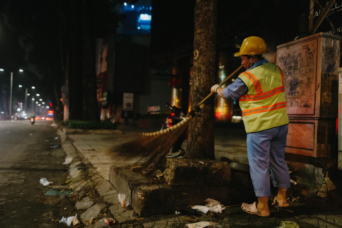 Chuyện của người phụ nữ bỏ nghề kế toán để ra đường quét rác ở Sài Gòn Ảnh 3