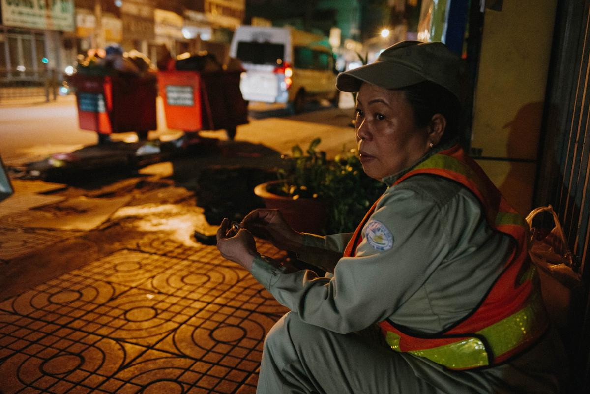 Chuyện của người phụ nữ bỏ nghề kế toán để ra đường quét rác ở Sài Gòn Ảnh 6