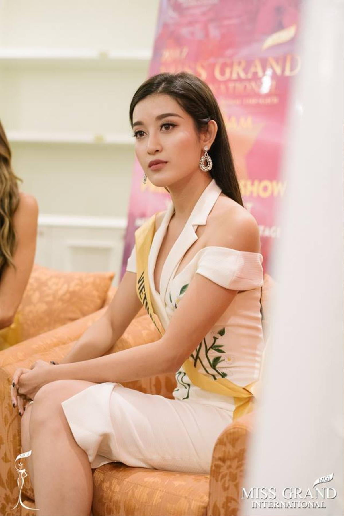 Huyền My tự tin nói tiếng Anh lưu loát khi phỏng vấn với Ban giám khảo Miss Grand International 2017 Ảnh 2