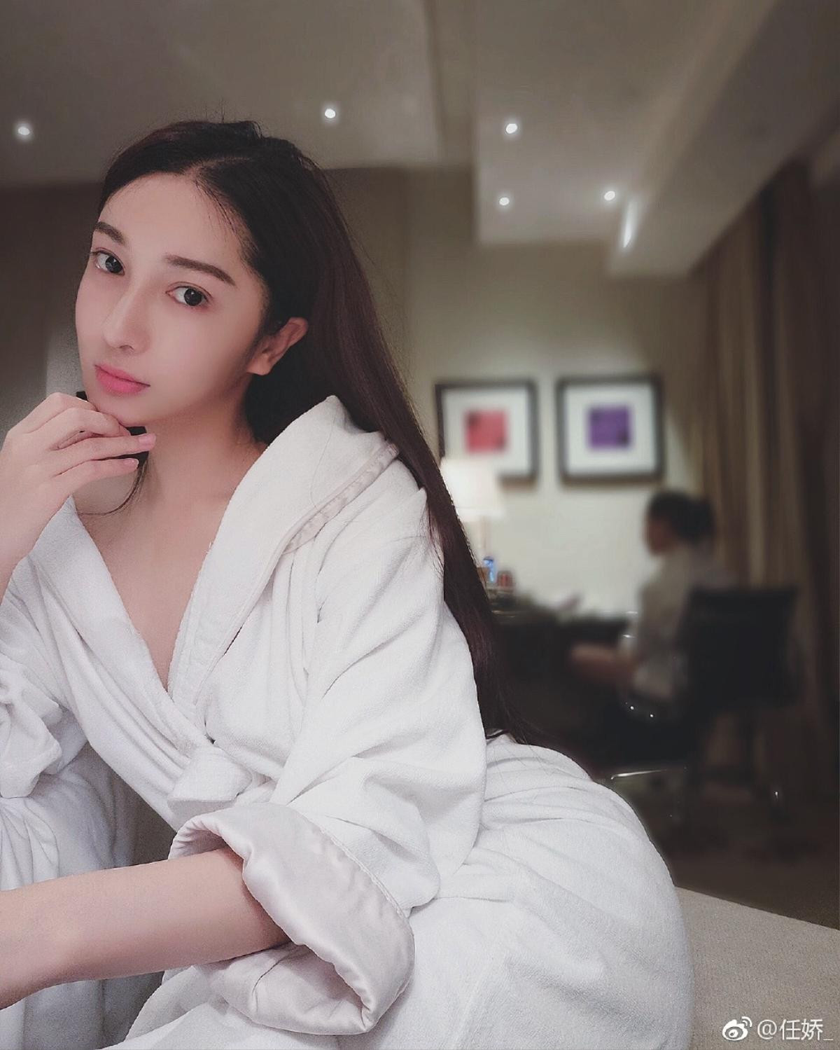 'Tiểu Angelababy' C-biz Nhậm Kiều qua đời ở tuổi 24 trong tình trạng loã thể, tài tử 'Anh hùng xạ điêu' là nghi can số 1 Ảnh 2