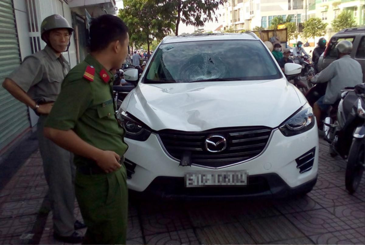 Truy đuổi tài xế lái Mazda bỏ chạy sau khi tông chết người ở Sài Gòn Ảnh 1