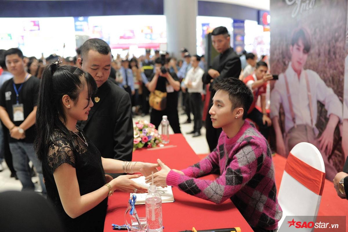 Sơn Tùng M-TP xuất hiện siêu đáng yêu, hết nắm tay lại tặng hoa hồng cho fan nữ Hà Nội Ảnh 11