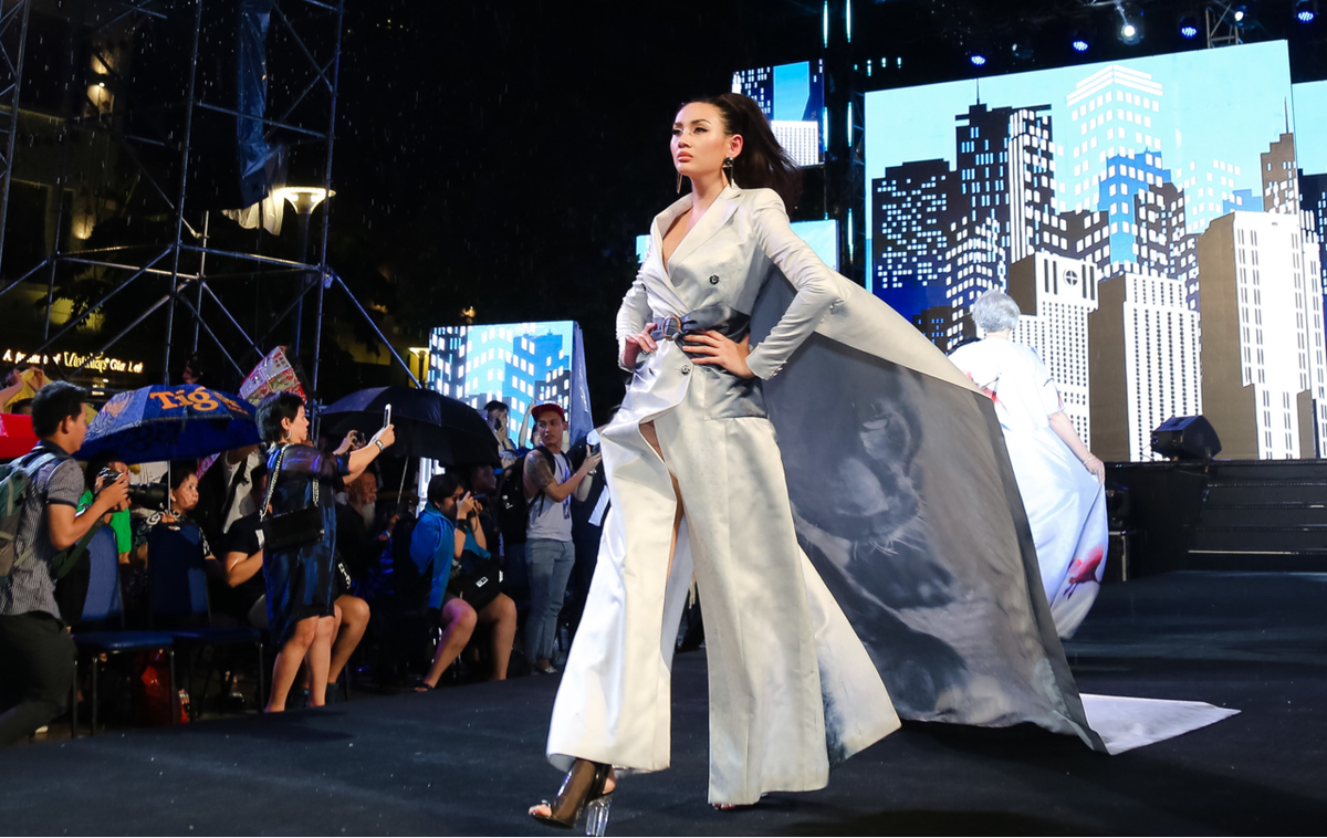 Không chỉ 'càn quét' sàn diễn, Võ Hoàng Yến còn nâng đỡ đàn em vấp ngã khi catwalk Ảnh 4