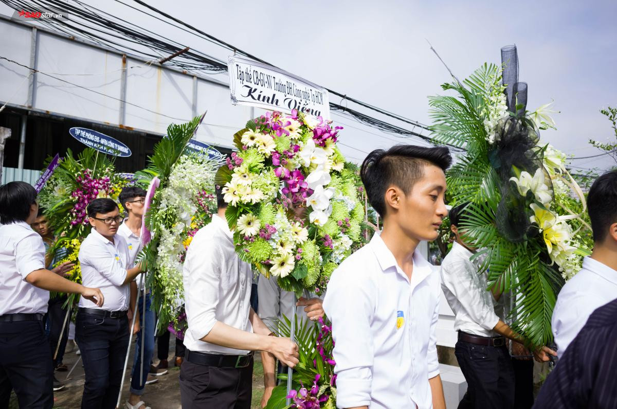 Nước mắt đau xót của người ở lại trong tang lễ sinh viên Hutech tử vong Ảnh 2