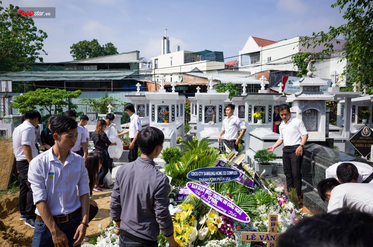 Nước mắt đau xót của người ở lại trong tang lễ sinh viên Hutech tử vong Ảnh 9