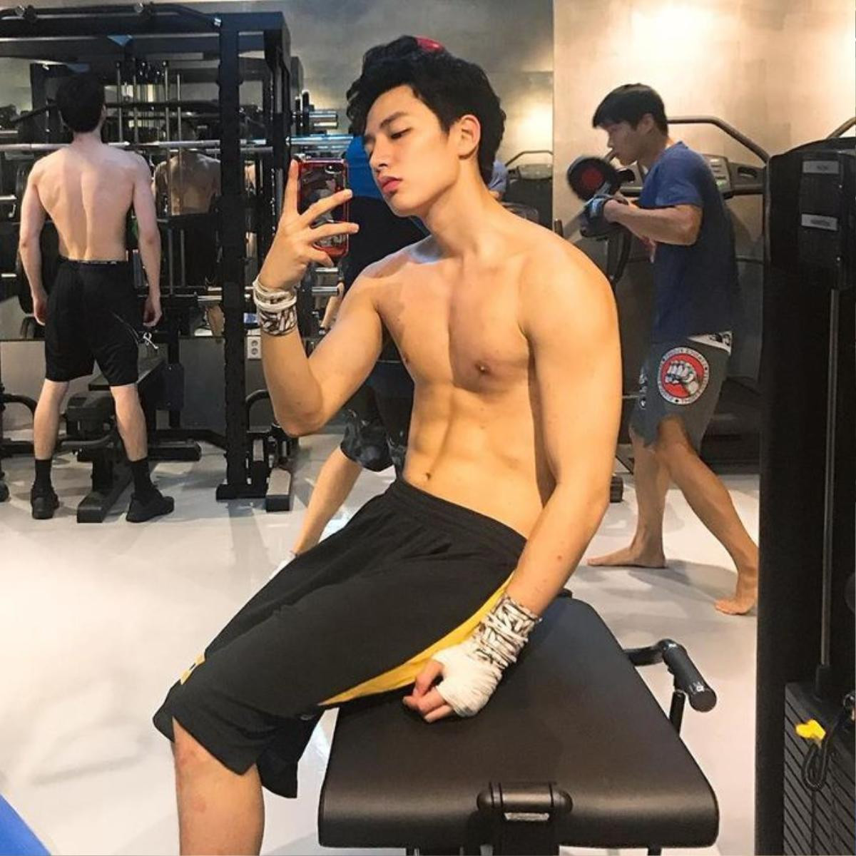 Hot boy Hàn với 'mặt học sinh, body phụ huynh' khiến phái nữ đổ gục Ảnh 1