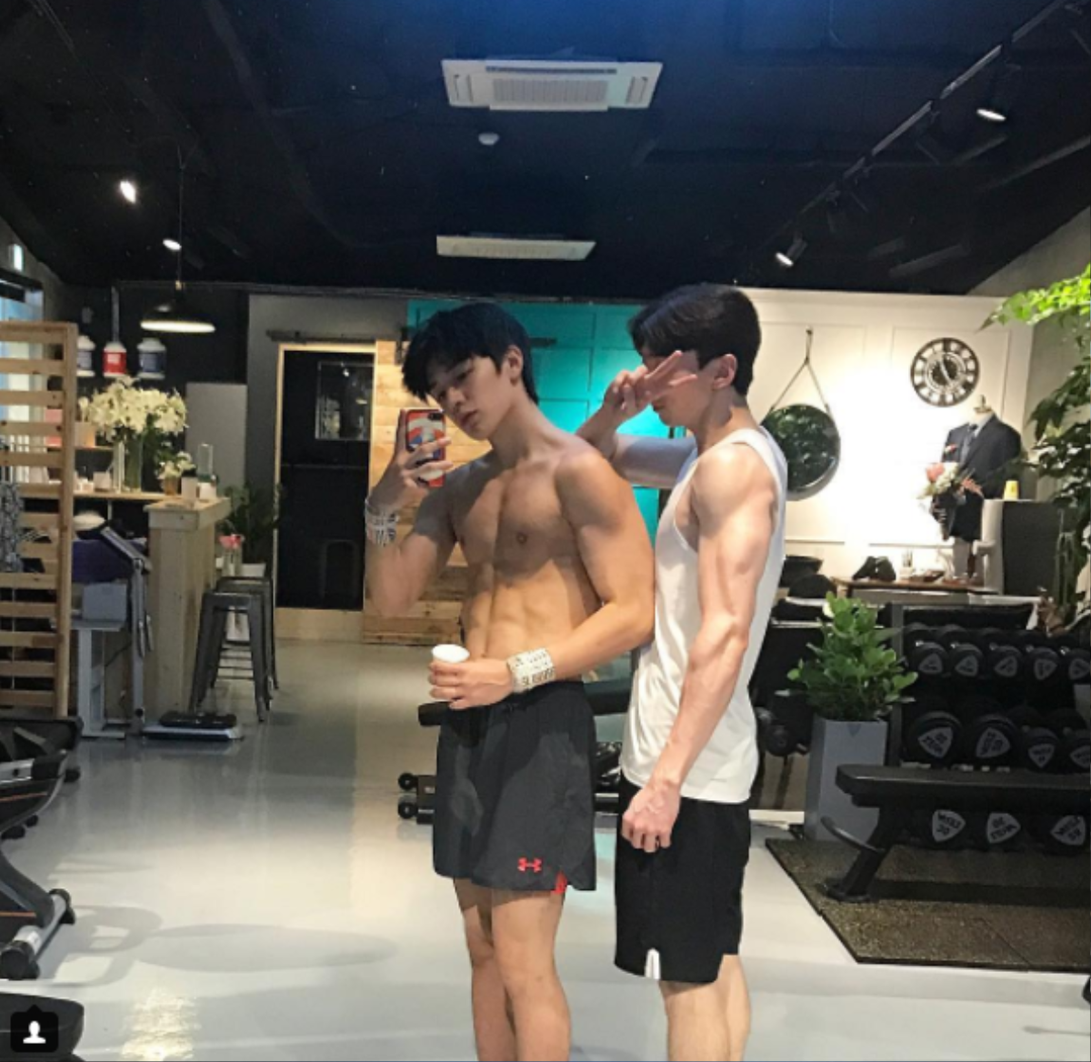 Hot boy Hàn với 'mặt học sinh, body phụ huynh' khiến phái nữ đổ gục Ảnh 2