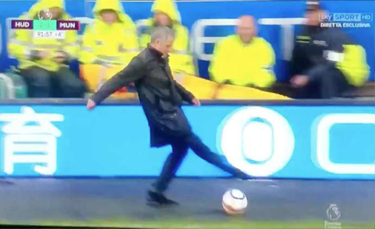 Mourinho hẳn đã ước mình là cầu thủ! Ảnh 1