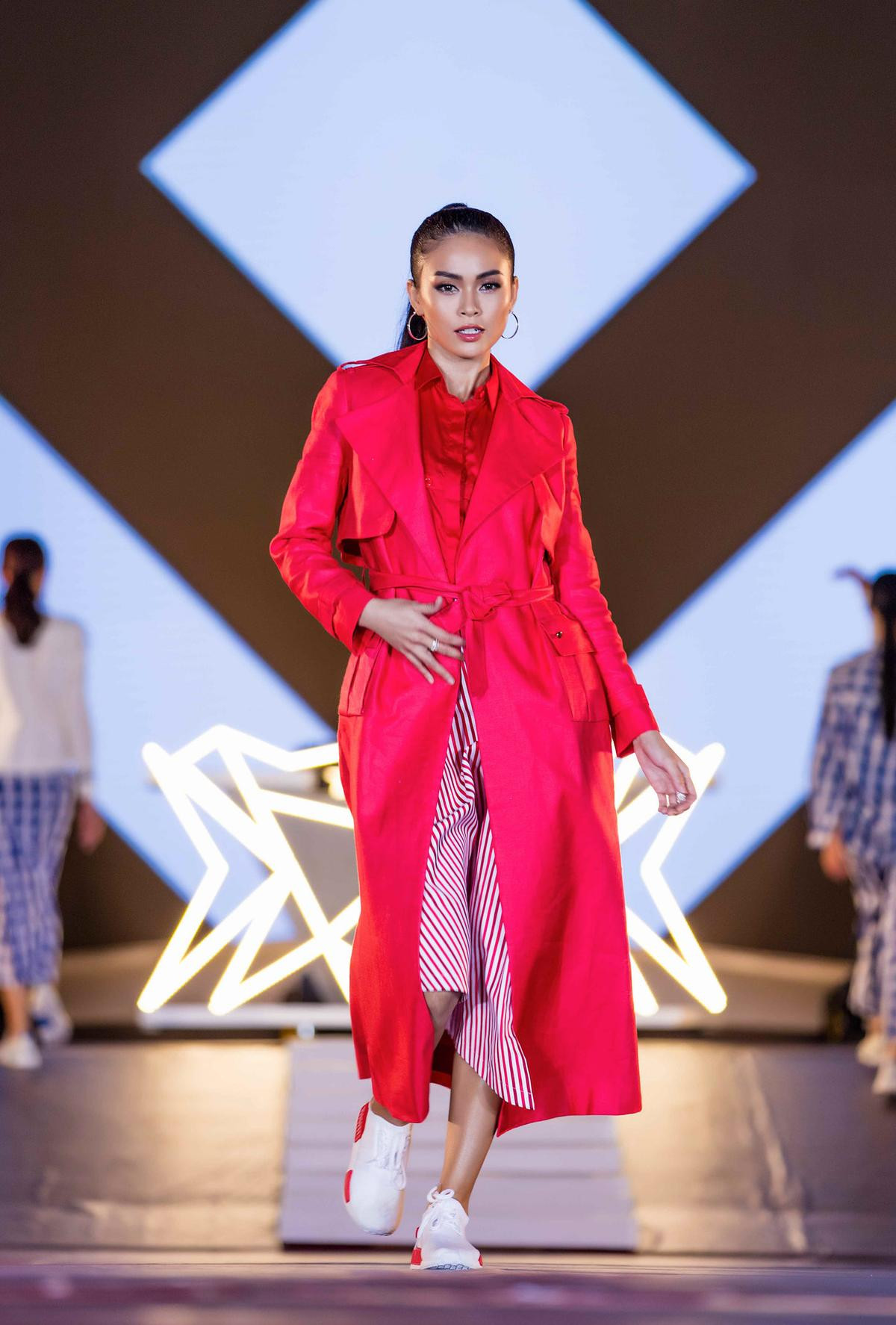 Hoàng Thuỳ, Lan Khuê đua nhau khoe chân dài 'khuấy đảo' sàn catwalk ngoài trời Ảnh 8