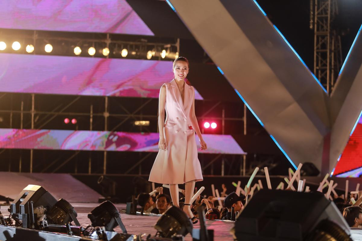 Hoàng Thuỳ, Lan Khuê đua nhau khoe chân dài 'khuấy đảo' sàn catwalk ngoài trời Ảnh 11