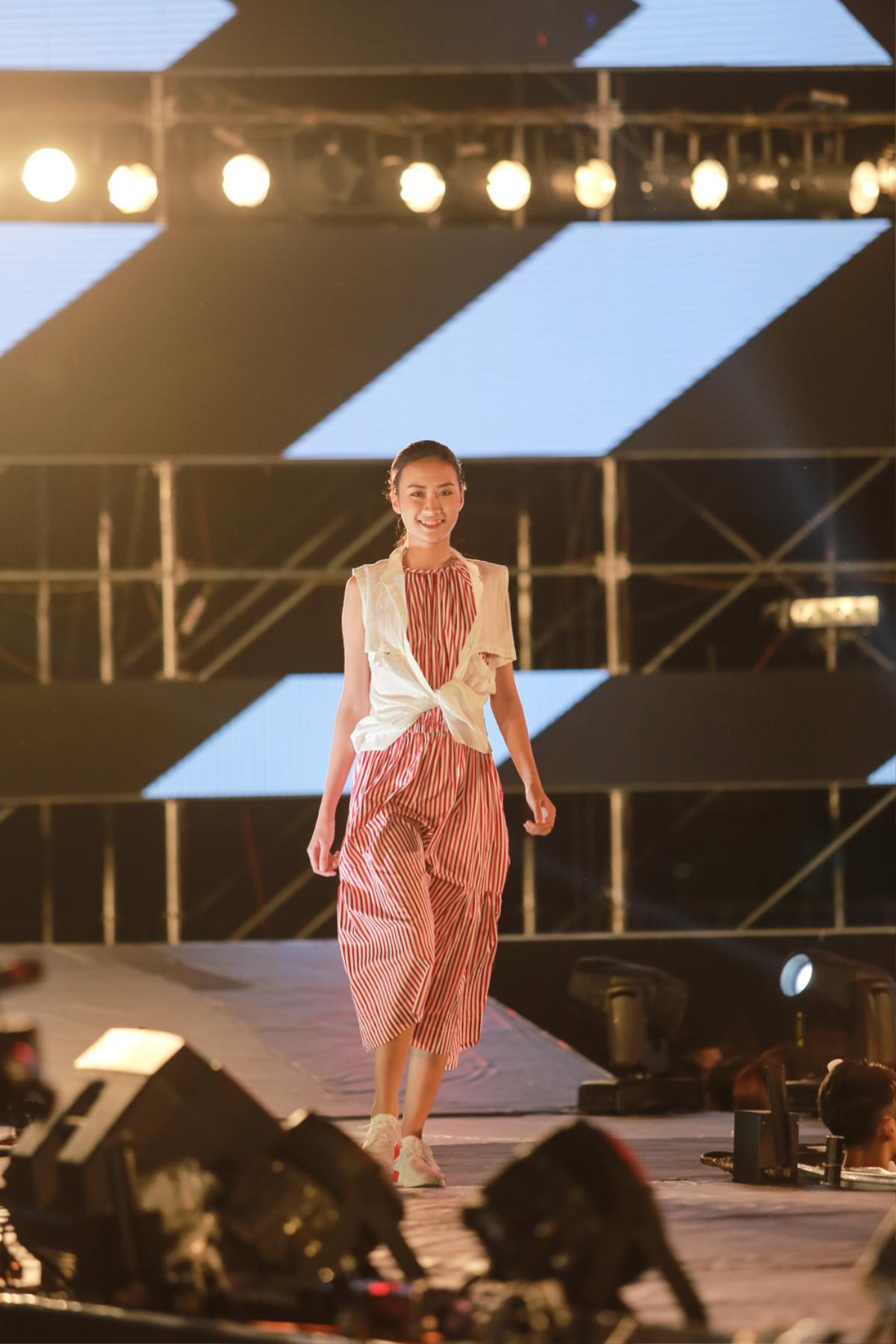 Hoàng Thuỳ, Lan Khuê đua nhau khoe chân dài 'khuấy đảo' sàn catwalk ngoài trời Ảnh 9