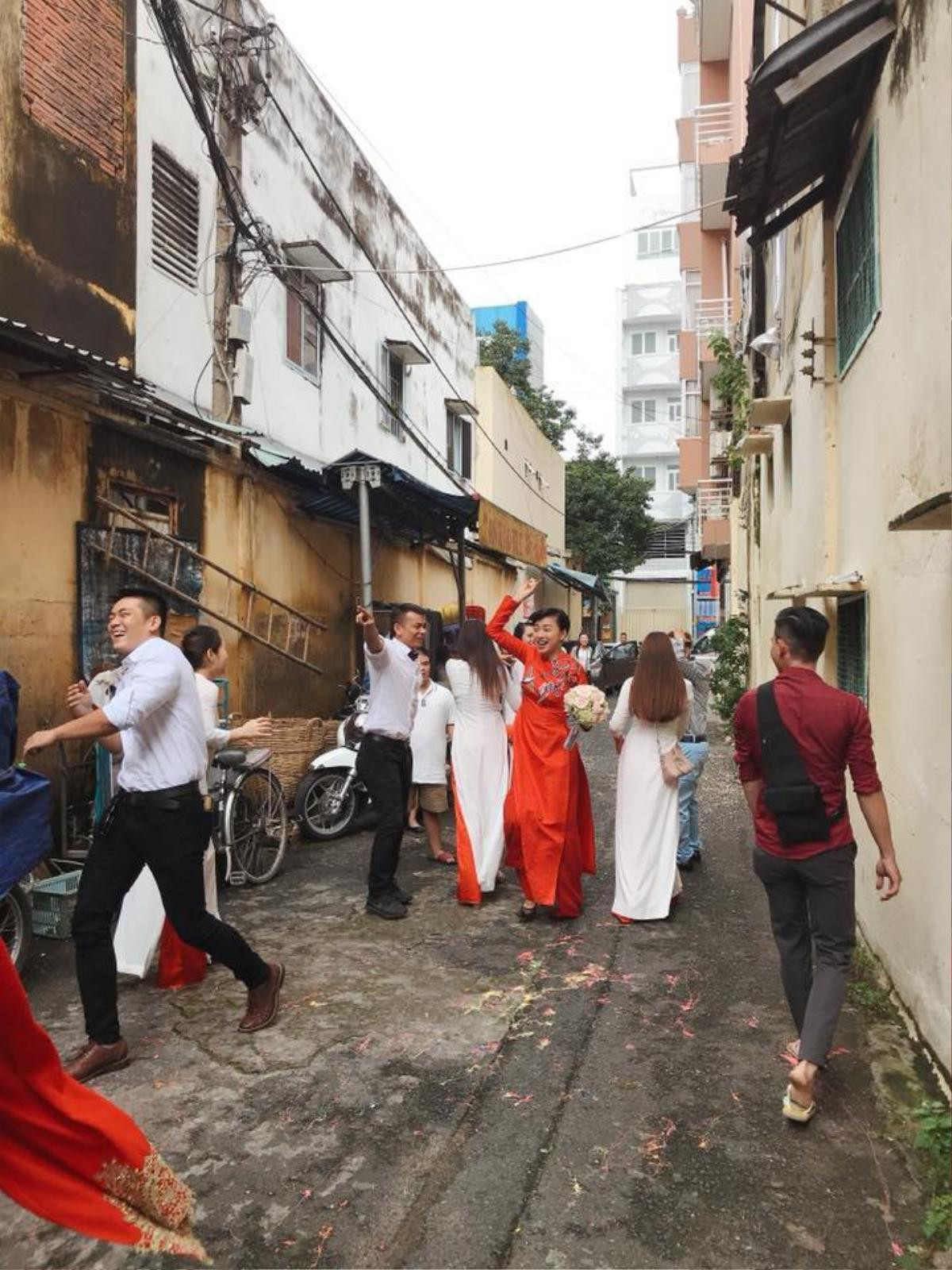 Ngô Thanh Vân gây xôn xao khi diện áo dài đỏ, xuất hiện cực ‘nhắng’ trong một đám hỏi Ảnh 5