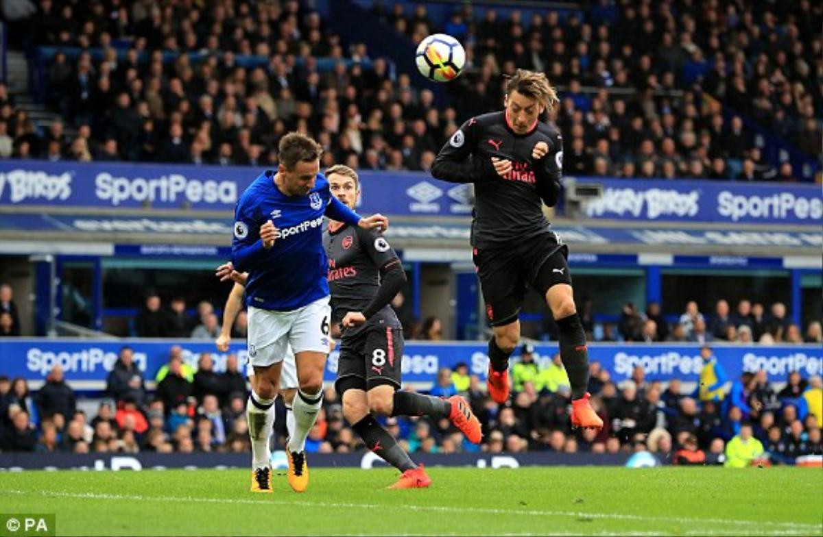 Everton 2-5 Arsenal: Ozil ghi bàn là để sớm ra đi! Ảnh 2