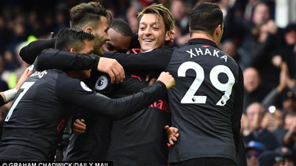 Everton 2-5 Arsenal: Ozil ghi bàn là để sớm ra đi! Ảnh 1