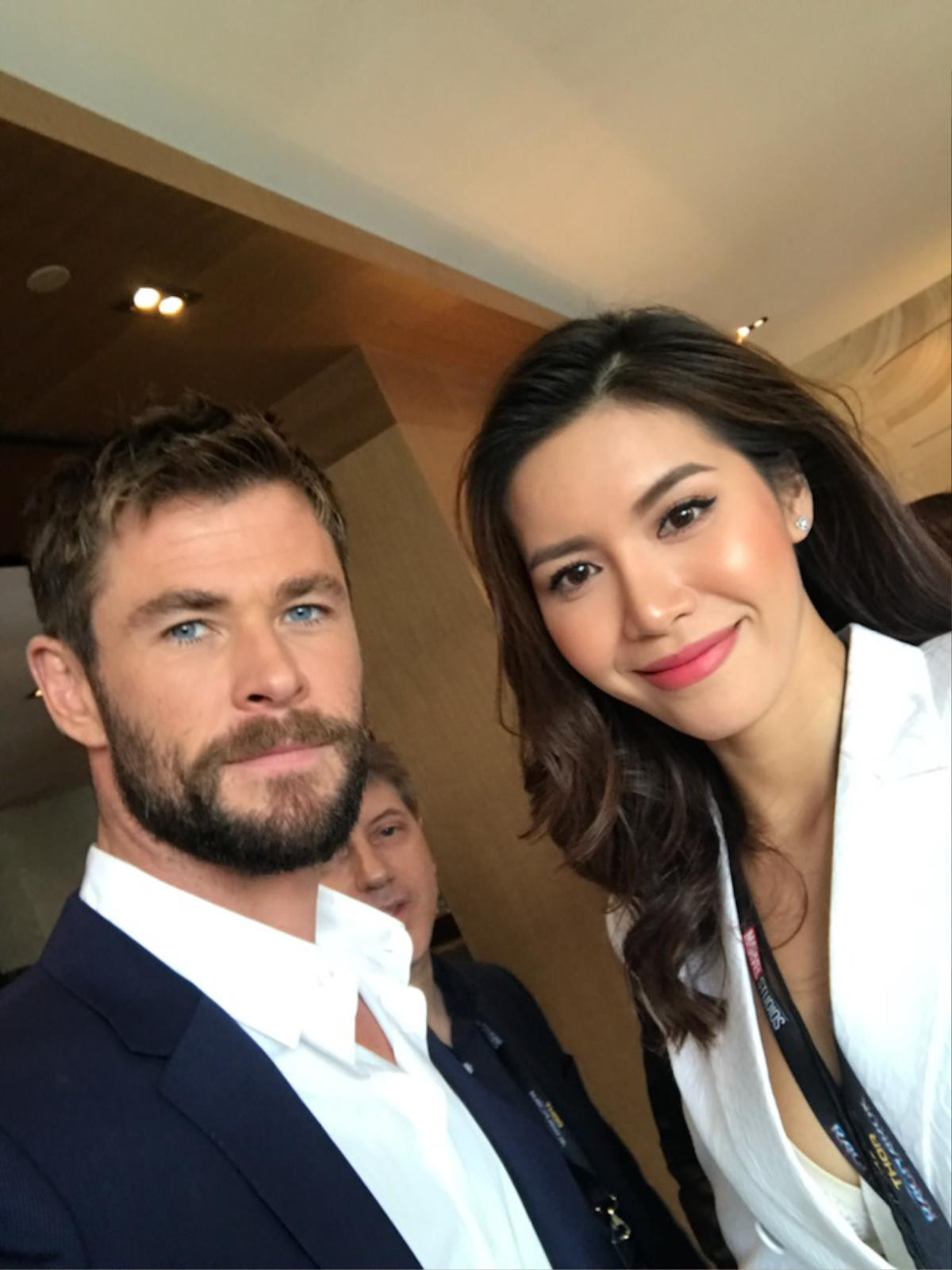 Fan thích thú khi Chris Hemsworth (Thor) 'thả thính' Minh Tú trong buổi phỏng vấn tại Úc Ảnh 3