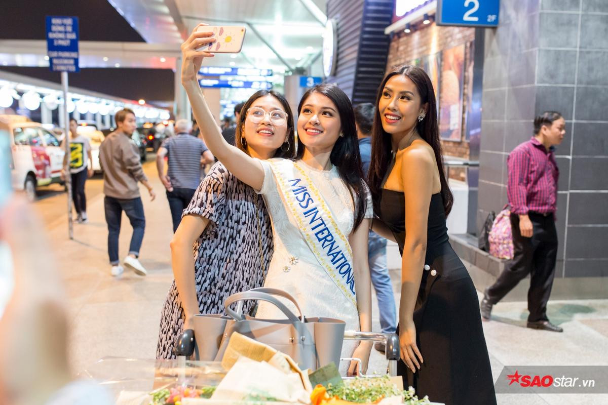 Á hậu Thùy Dung hạnh phúc bên gia đình trước giờ lên đường tham dự Miss International 2017 Ảnh 5