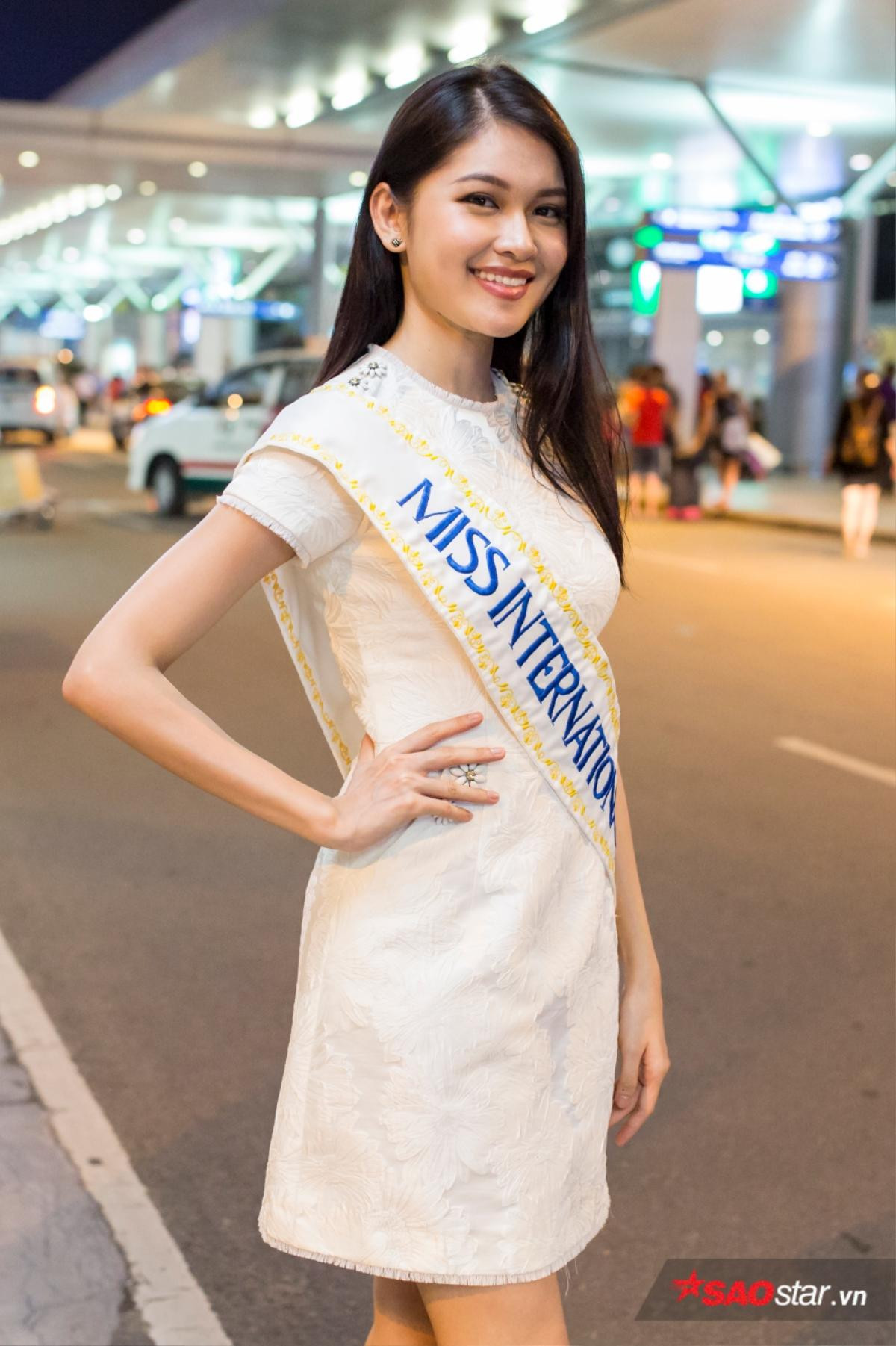 Á hậu Thùy Dung hạnh phúc bên gia đình trước giờ lên đường tham dự Miss International 2017 Ảnh 1