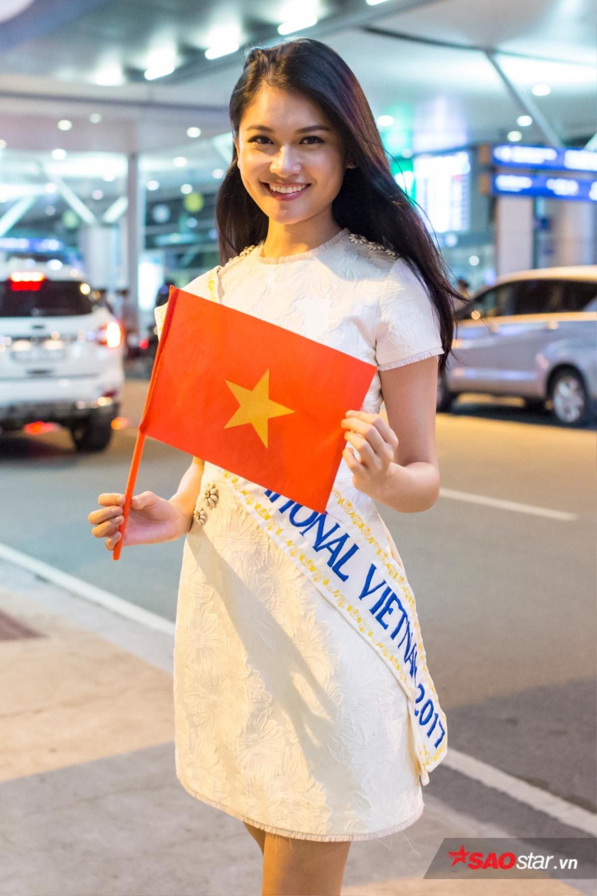 Á hậu Thùy Dung hạnh phúc bên gia đình trước giờ lên đường tham dự Miss International 2017 Ảnh 2