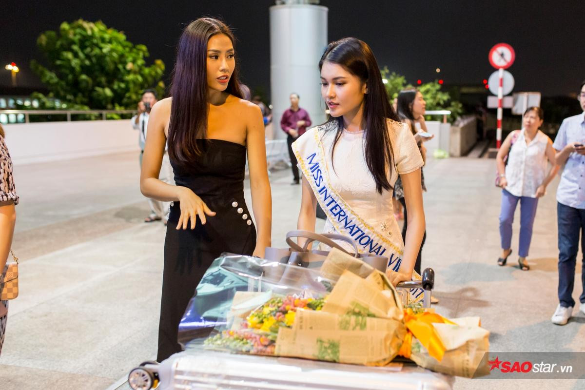 Á hậu Thùy Dung hạnh phúc bên gia đình trước giờ lên đường tham dự Miss International 2017 Ảnh 6