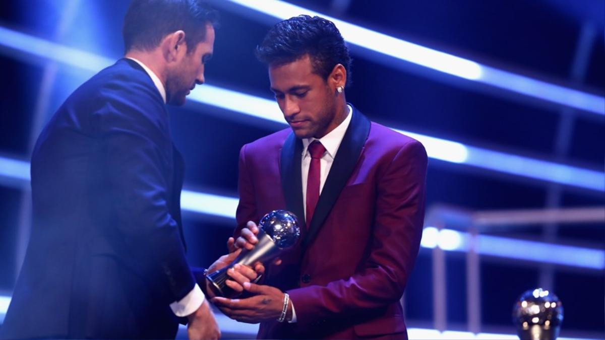 Vượt Messi, Neymar - Ronaldo đoạt danh hiệu Cầu thủ hay nhất của FIFA Ảnh 4