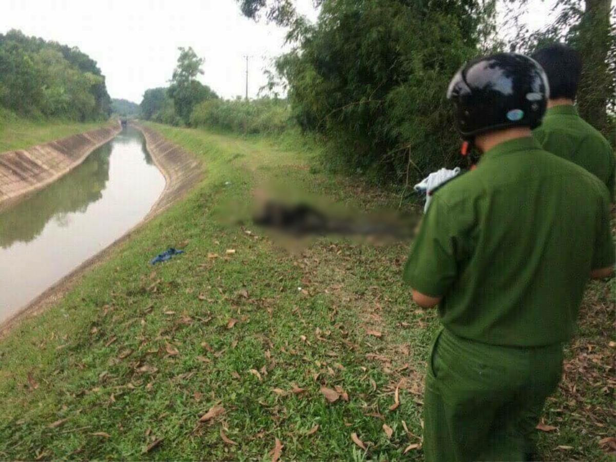 Nam thanh niên đổ xăng tự thiêu cháy đen sát bờ kênh Ảnh 1