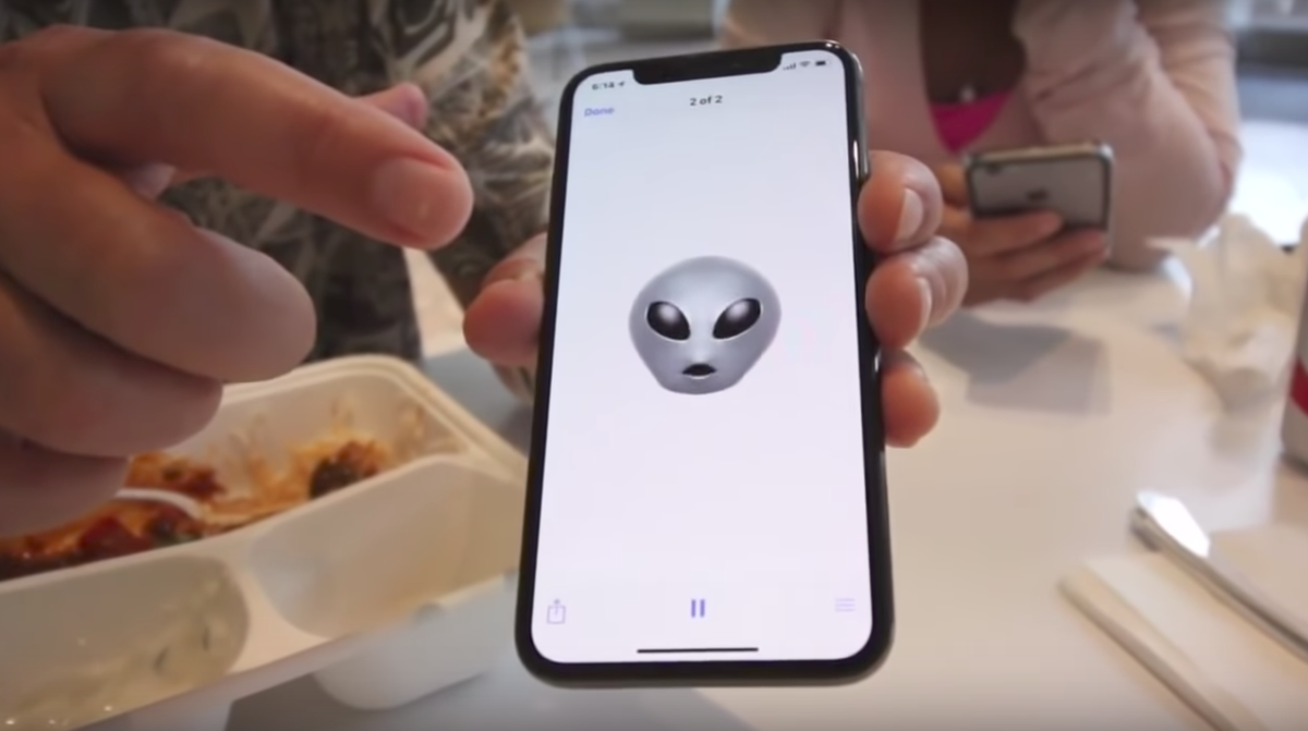 Xuất hiện video trên tay iPhone X 'bằng xương bằng thịt' trước ngày lên kệ Ảnh 2