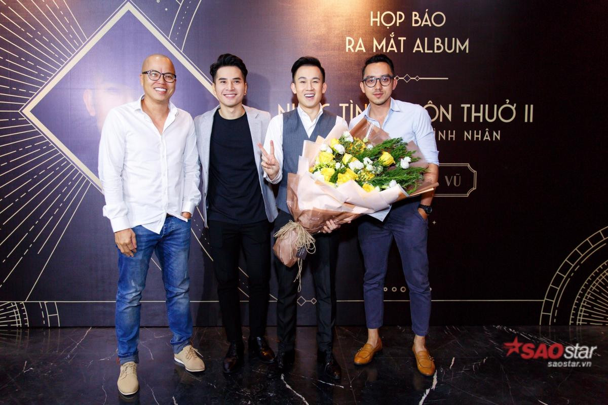 Dương Triệu Vũ không ngần ngại hôn má Mr. Đàm trong họp báo album nhạc xưa Ảnh 3