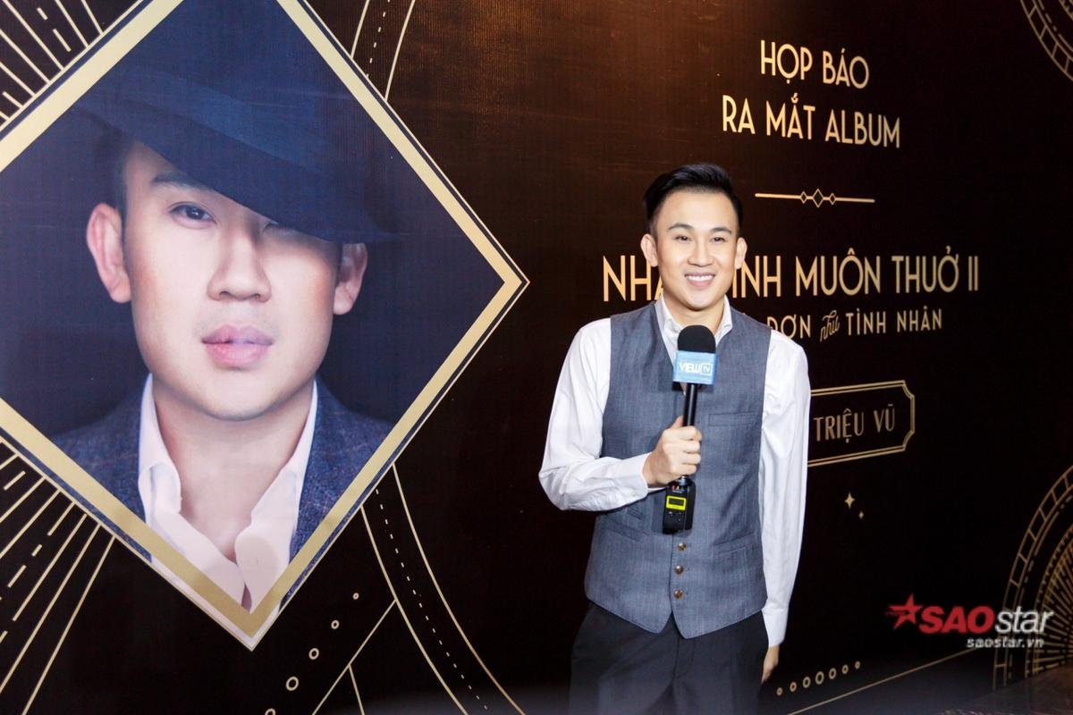 Dương Triệu Vũ không ngần ngại hôn má Mr. Đàm trong họp báo album nhạc xưa Ảnh 11