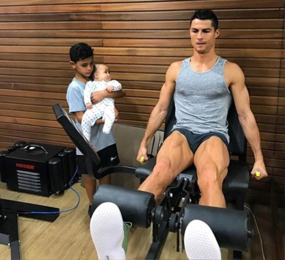 Ronaldo Junior bế em xem bố tập thể hình Ảnh 1