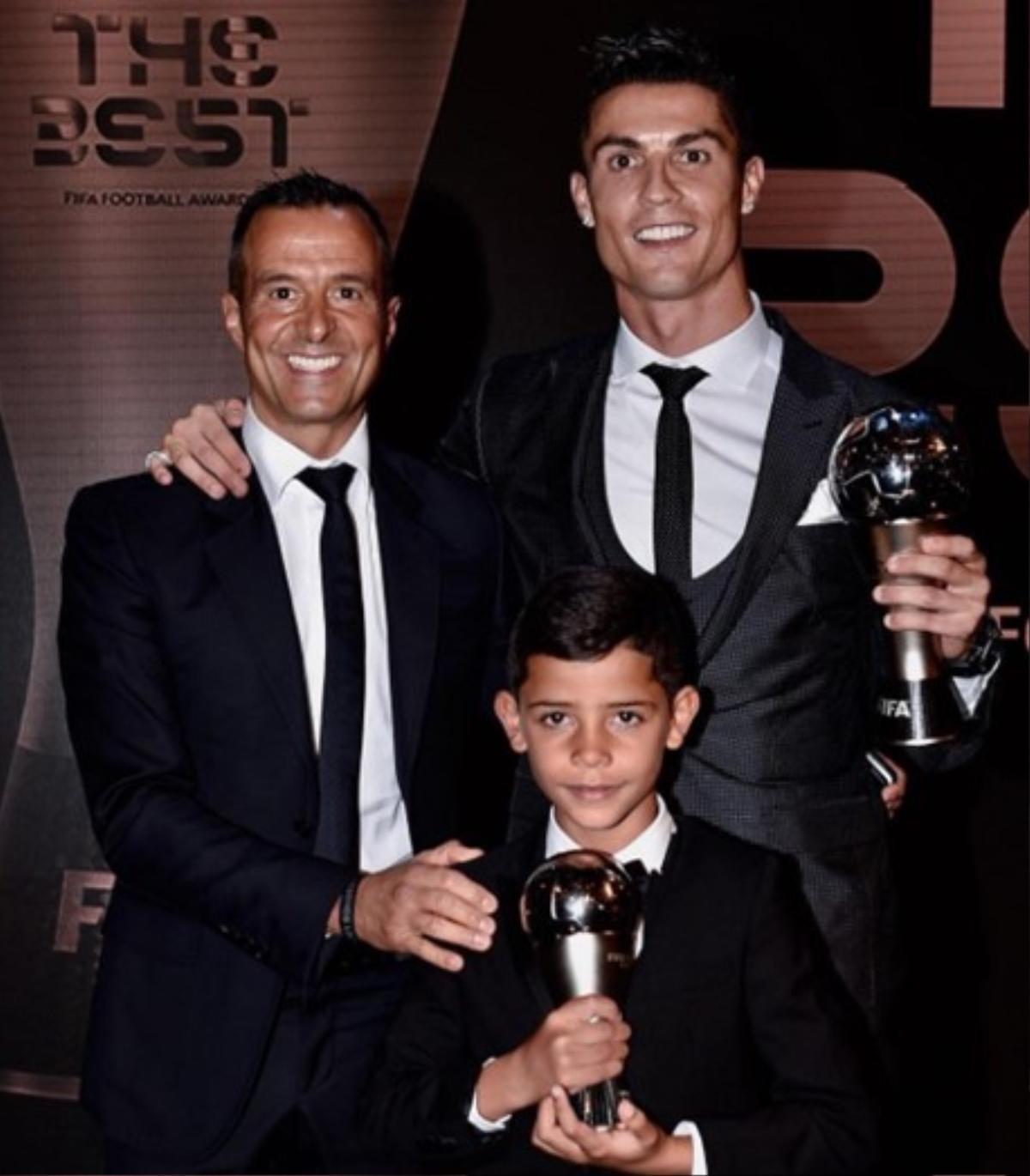 Ronaldo Junior bế em xem bố tập thể hình Ảnh 2