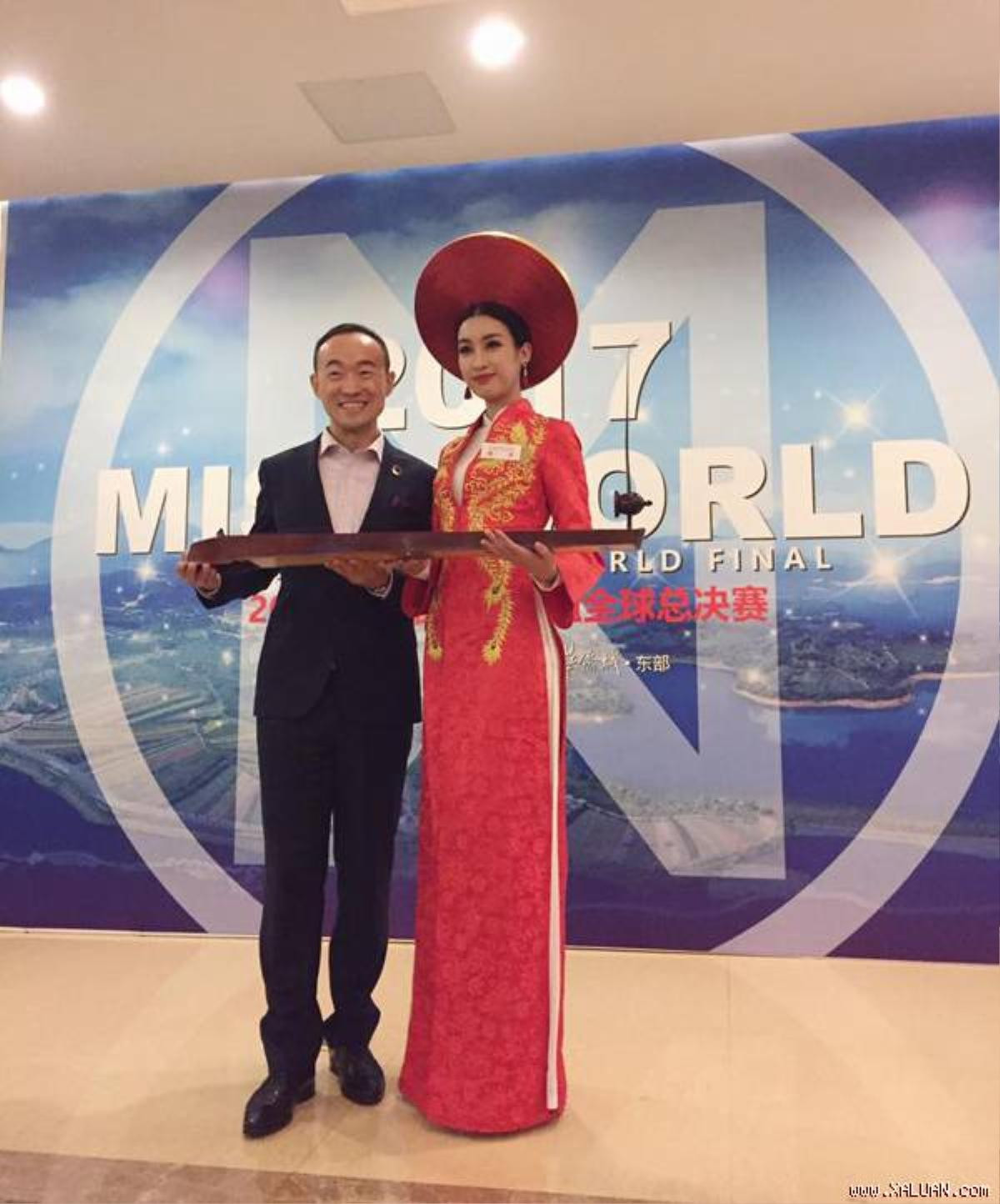 Mỹ Linh mặc áo dài, áo tứ thân nhạt nhòa tại Miss World 2017 khiến fans vô cùng lo lắng! Ảnh 9