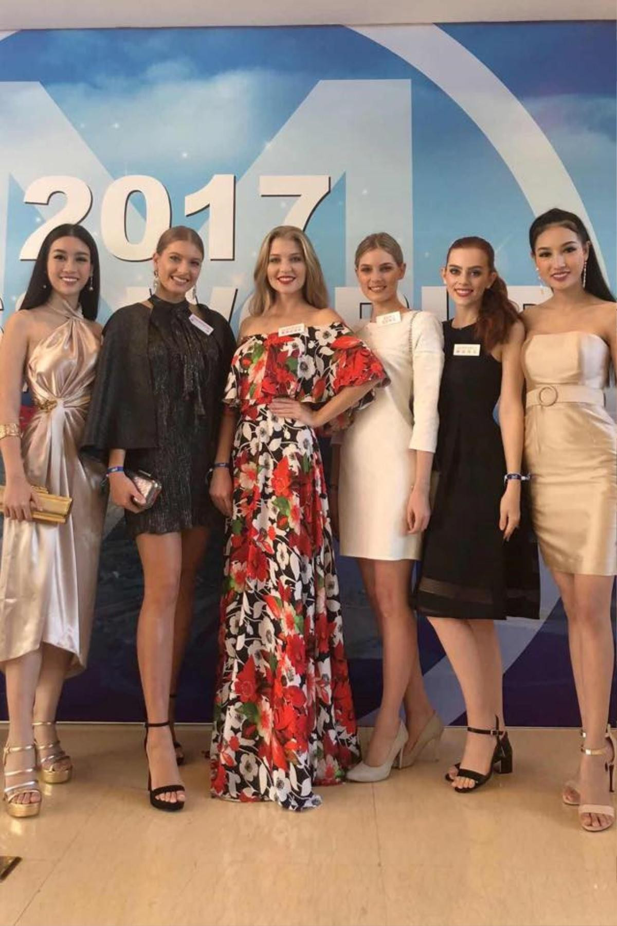 Mỹ Linh mặc áo dài, áo tứ thân nhạt nhòa tại Miss World 2017 khiến fans vô cùng lo lắng! Ảnh 4