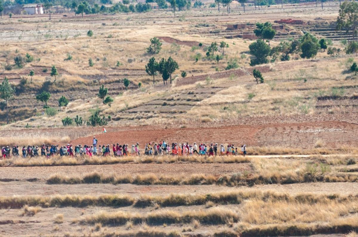 Khiêu vũ với xác chết - phong tục rợn người ở Madagascar Ảnh 5