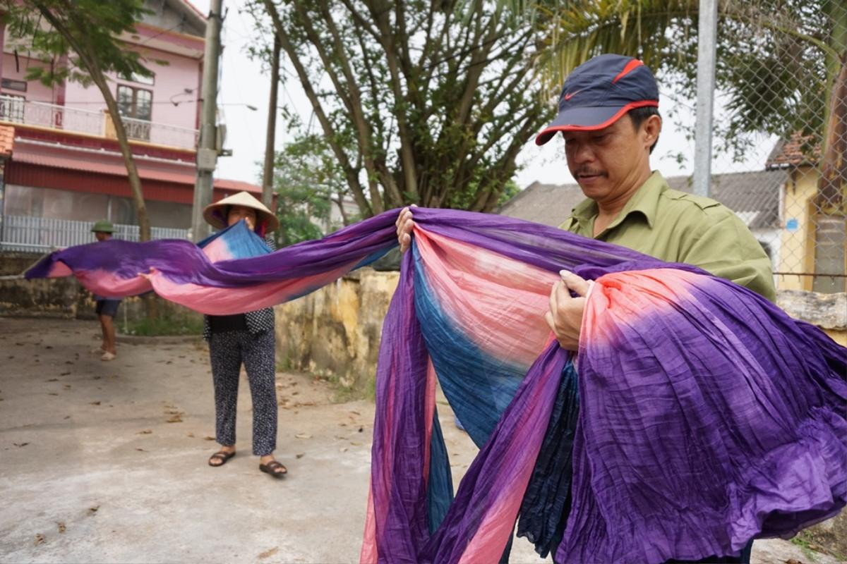 Người dân làng lụa Nha Xá: '5 năm nay Khaisilk mua lụa ở đây rất ít' Ảnh 2