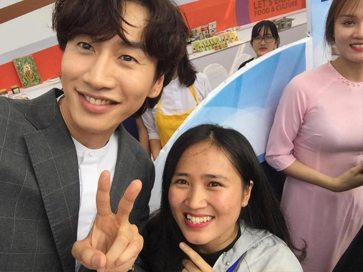 Fan Việt xếp hàng dài, chen chân nhau chụp ảnh cùng Lee Kwang Soo và HaHa Ảnh 4