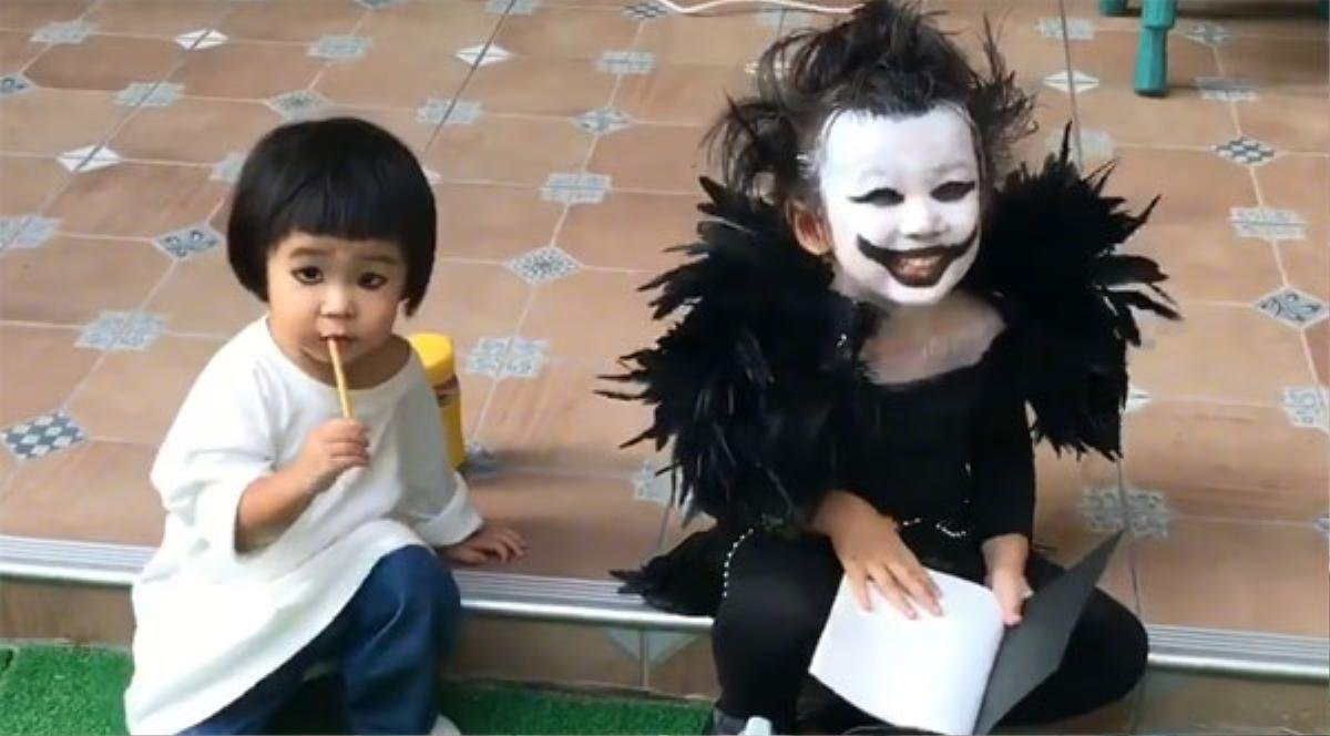 'Em bé Vô Diện' hóa Ryuk (Death Note) và lần này các bạn em rất thích thú Ảnh 3