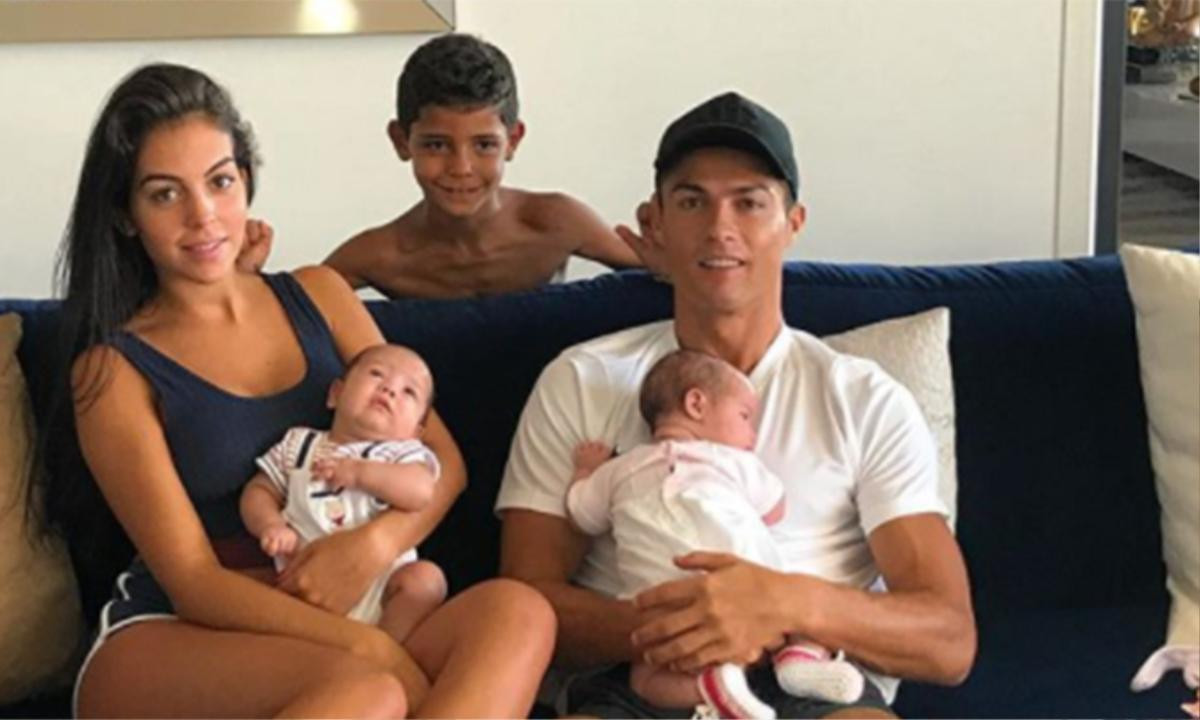 Ronaldo sớm công bố tên con gái cưng Ảnh 2