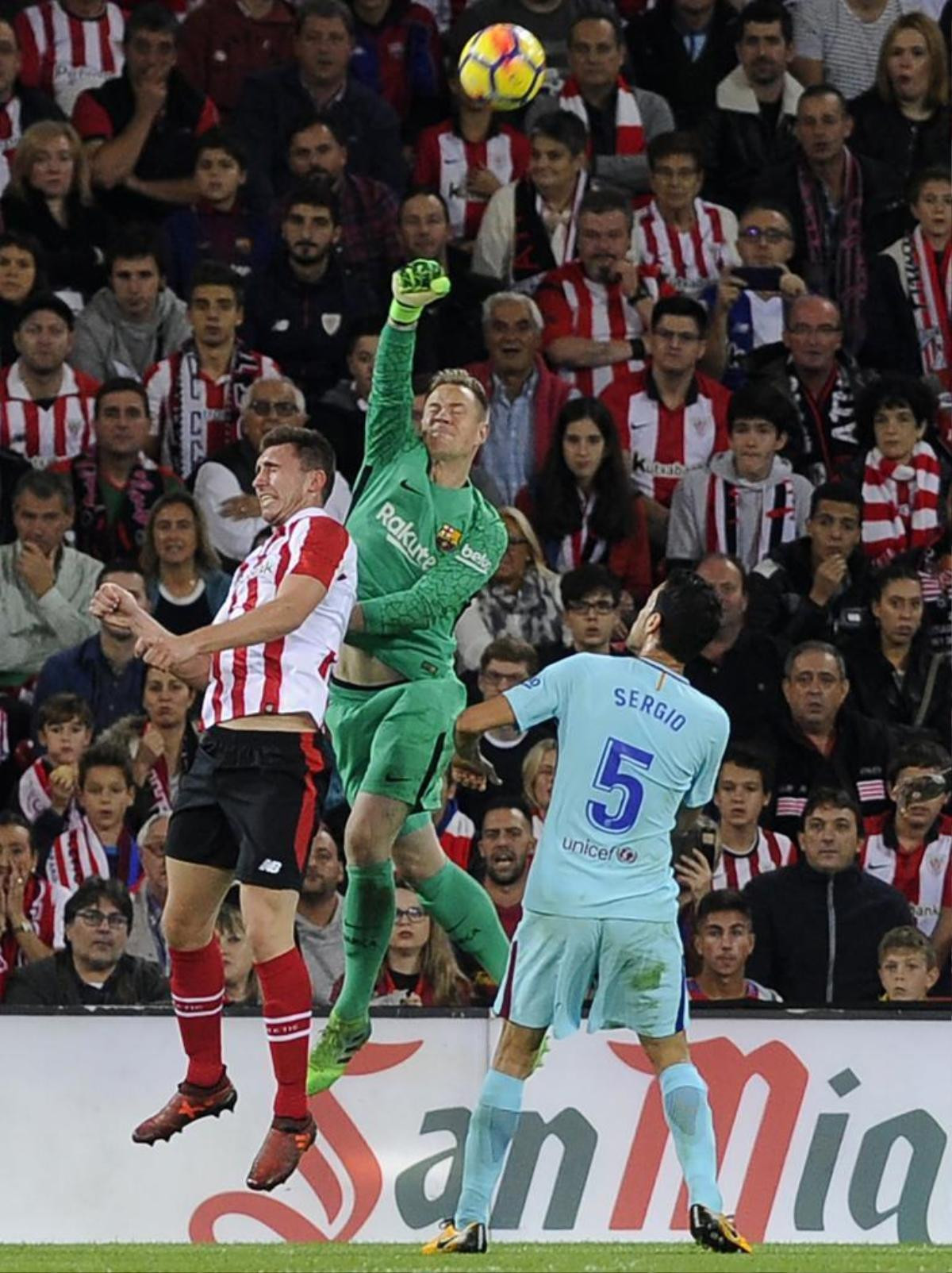 Athletic Bilbao 0-2 Barcelona: Messi lập công, Ter Stegen tỏa sáng Ảnh 1